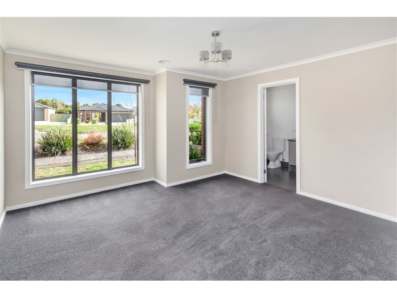 16 Waterside Close, Miners Rest VIC 3352