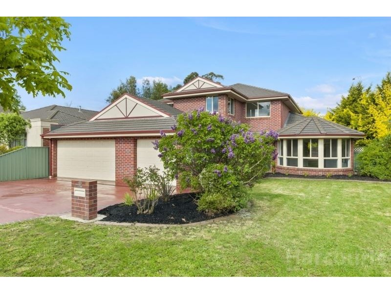 2 St Glens Way, Lake Gardens VIC 3355
