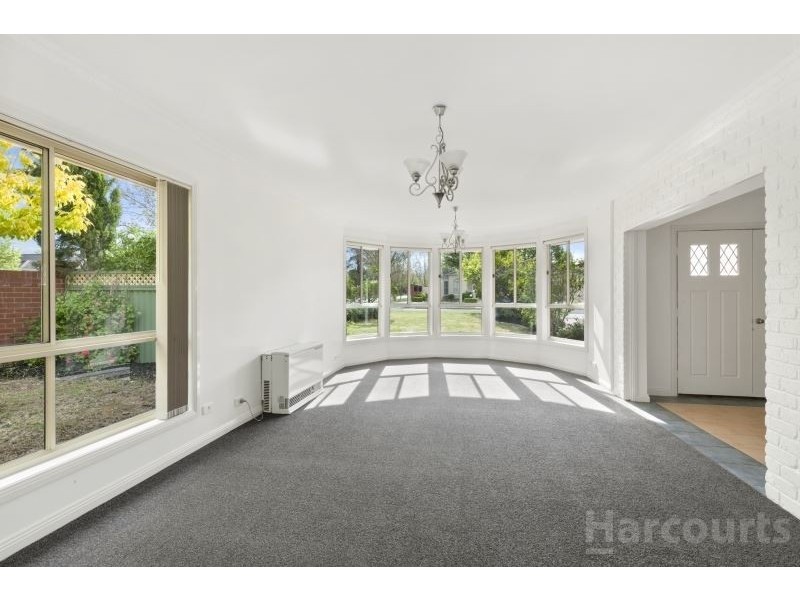 2 St Glens Way, Lake Gardens VIC 3355