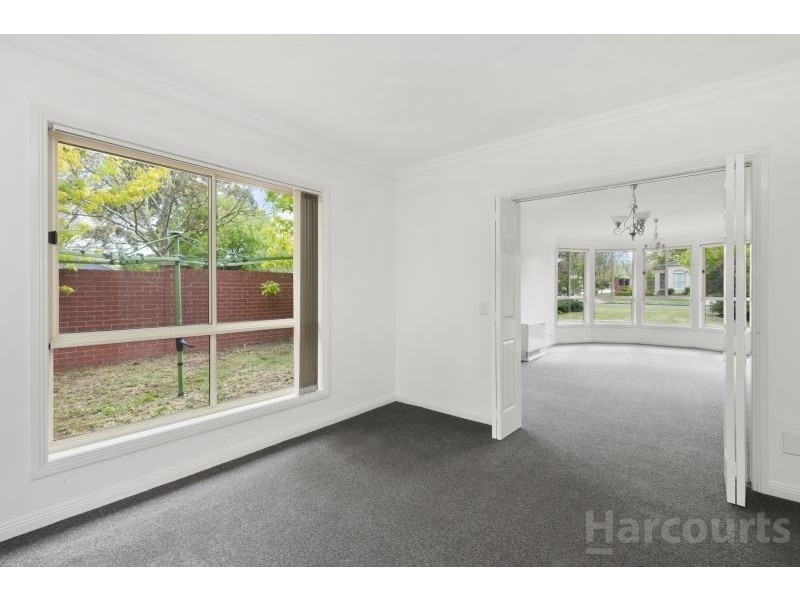 2 St Glens Way, Lake Gardens VIC 3355