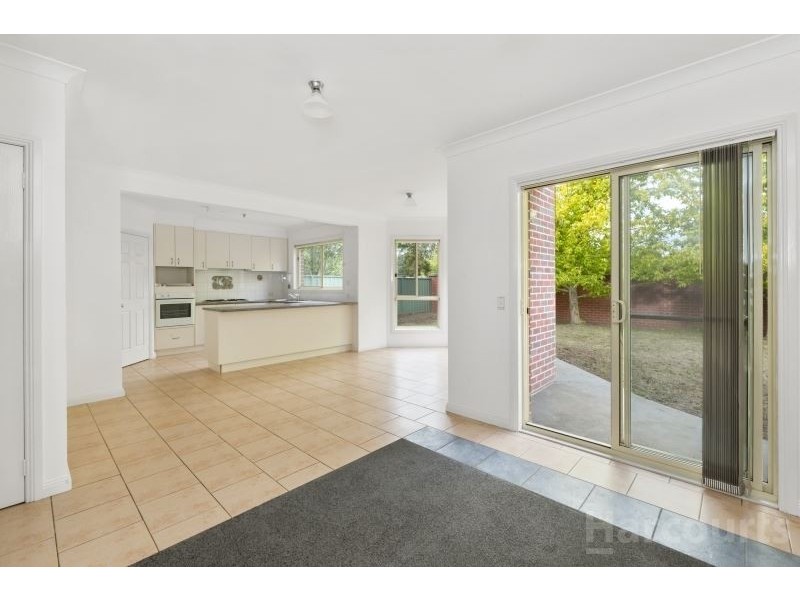 2 St Glens Way, Lake Gardens VIC 3355
