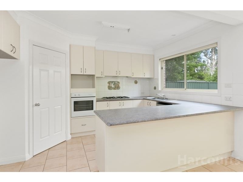 2 St Glens Way, Lake Gardens VIC 3355