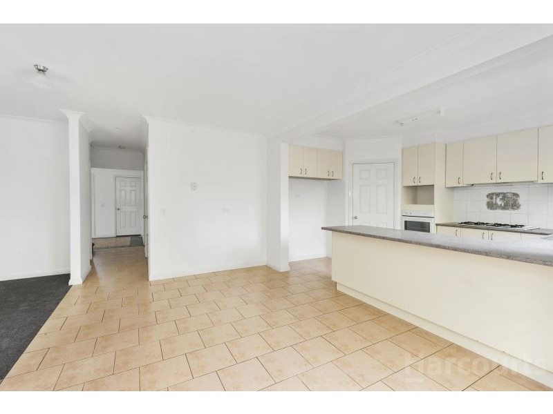 2 St Glens Way, Lake Gardens VIC 3355