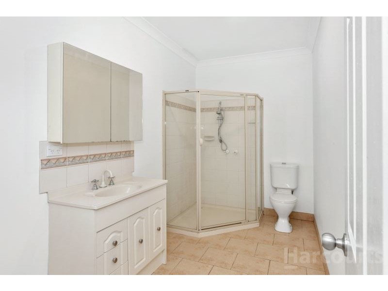 2 St Glens Way, Lake Gardens VIC 3355