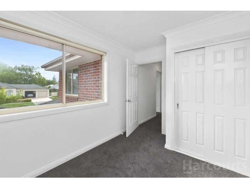 2 St Glens Way, Lake Gardens VIC 3355