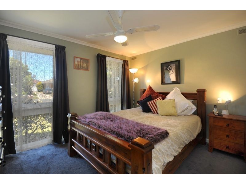 2 Locksley Street, Wendouree VIC 3355