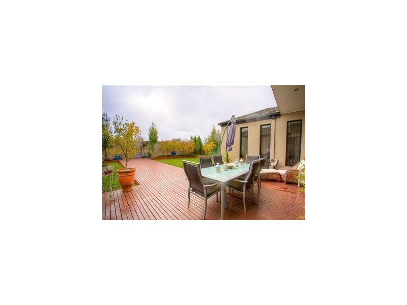 32 Faversham av, Lake Gardens VIC 3355