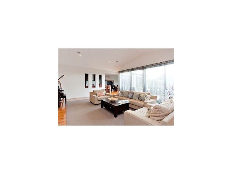 32 Faversham av, Lake Gardens VIC 3355