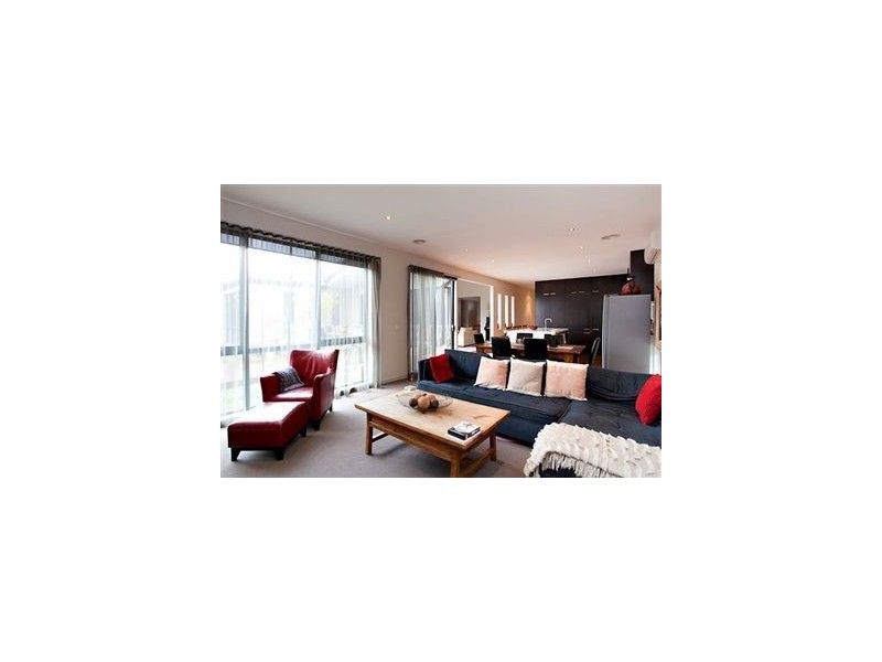 32 Faversham av, Lake Gardens VIC 3355