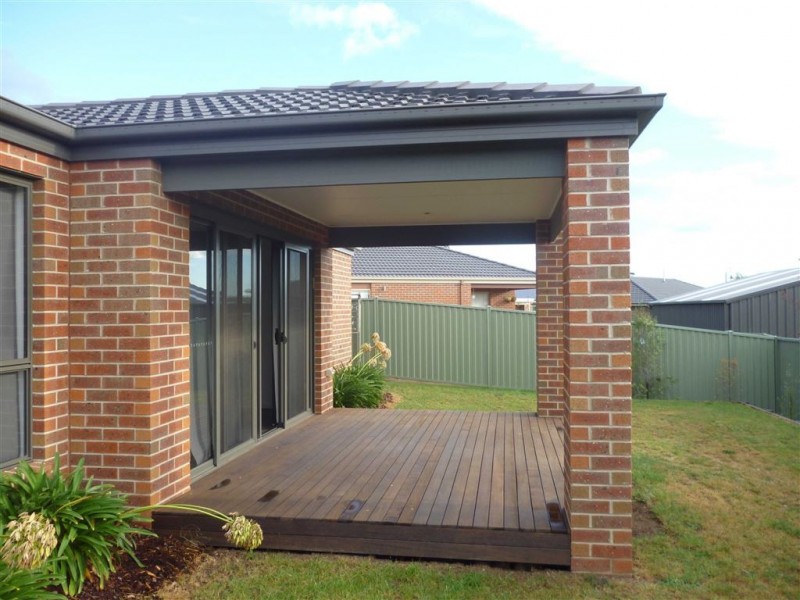 16 Waterside Drive, Miners Rest VIC 3352