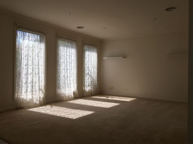 10 Parbury Avenue, Lake Gardens VIC 3355