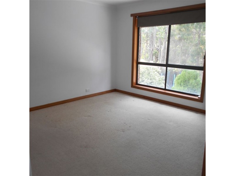 121 Moss Ave, Mount Helen VIC 3350