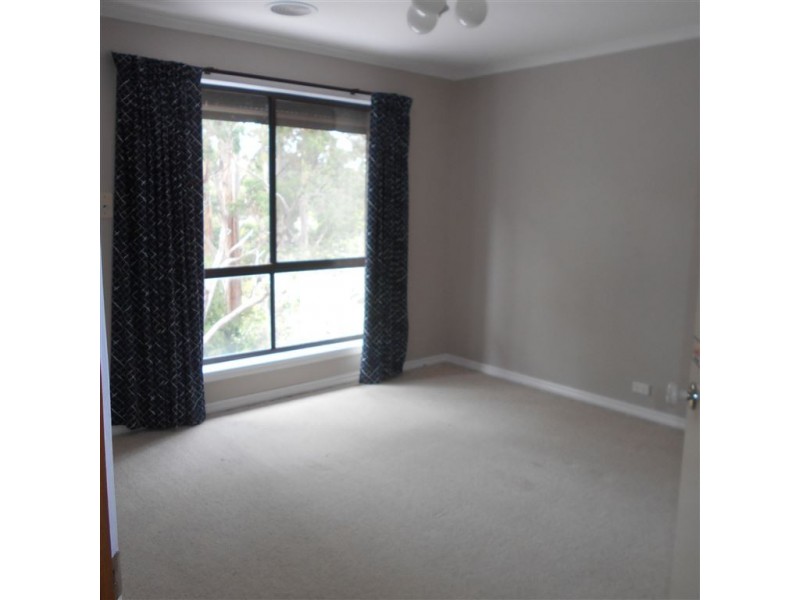 121 Moss Ave, Mount Helen VIC 3350