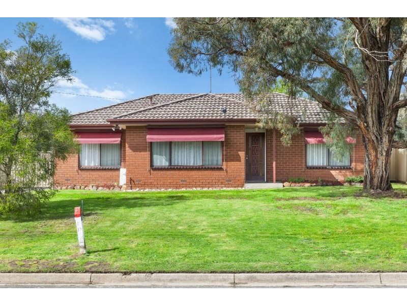 17 Semillon Grove, Mount Clear VIC 3350