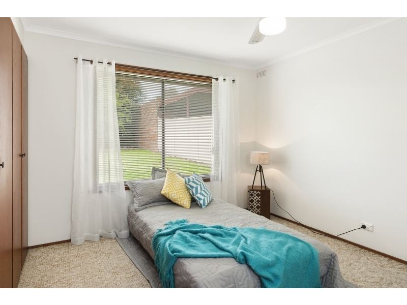 17 Semillon Grove, Mount Clear VIC 3350