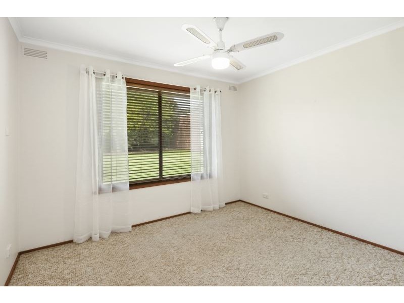 17 Semillon Grove, Mount Clear VIC 3350