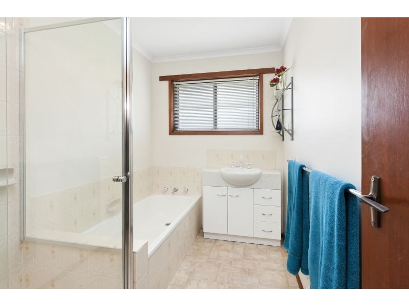 17 Semillon Grove, Mount Clear VIC 3350