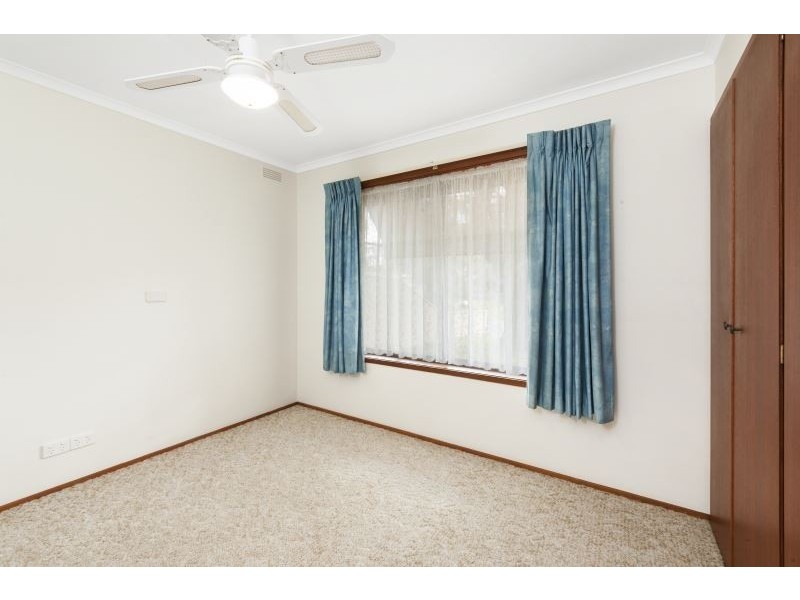 17 Semillon Grove, Mount Clear VIC 3350