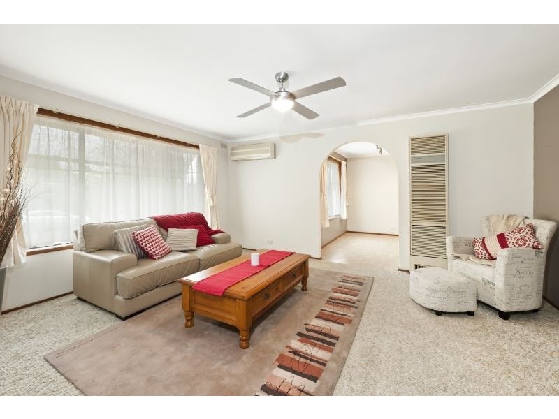 17 Semillon Grove, Mount Clear VIC 3350