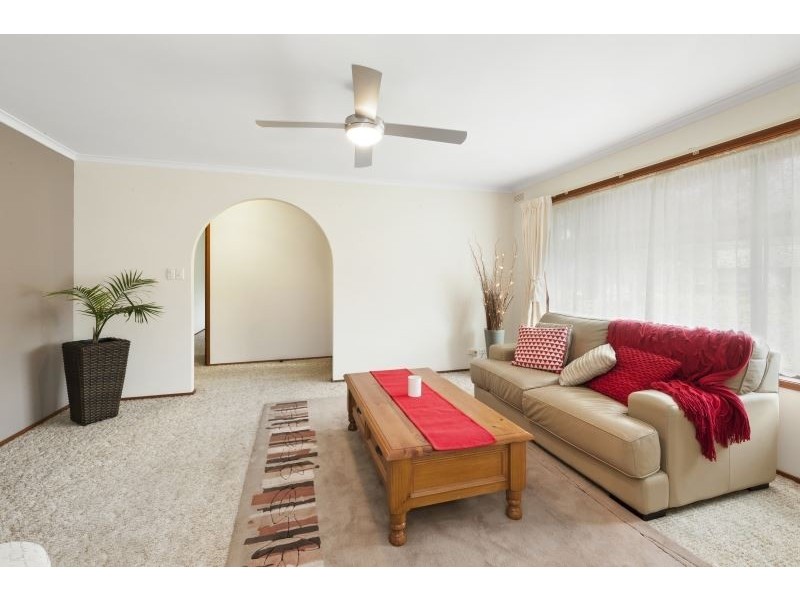 17 Semillon Grove, Mount Clear VIC 3350