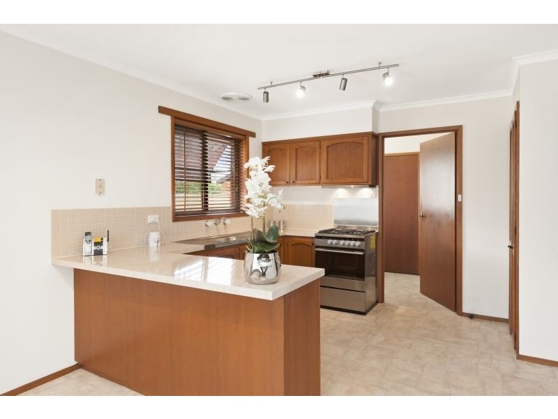 17 Semillon Grove, Mount Clear VIC 3350