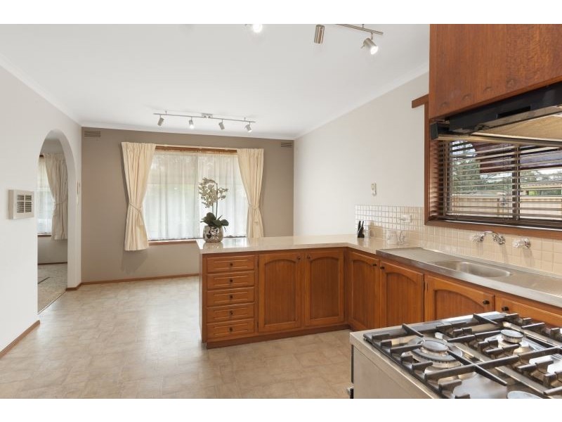 17 Semillon Grove, Mount Clear VIC 3350