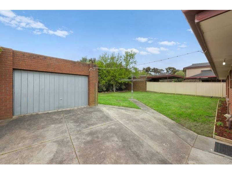 17 Semillon Grove, Mount Clear VIC 3350