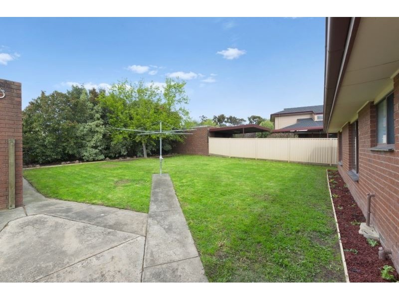 17 Semillon Grove, Mount Clear VIC 3350