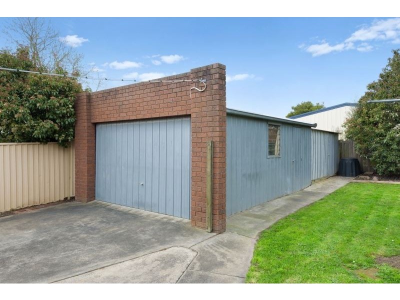 17 Semillon Grove, Mount Clear VIC 3350