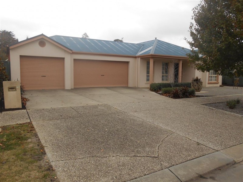 6 St Robbins Ave, Lake Gardens VIC 3355