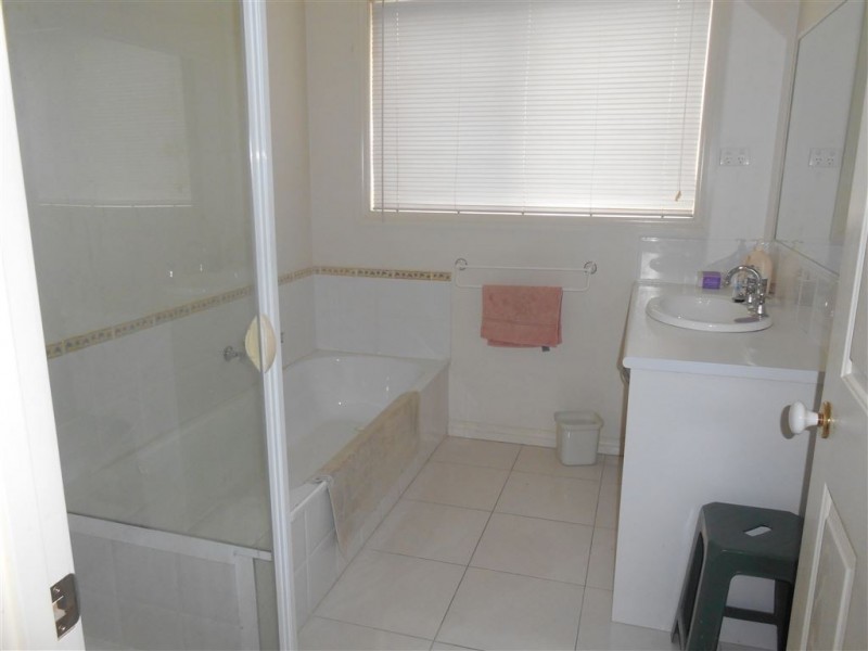 6 St Robbins Ave, Lake Gardens VIC 3355