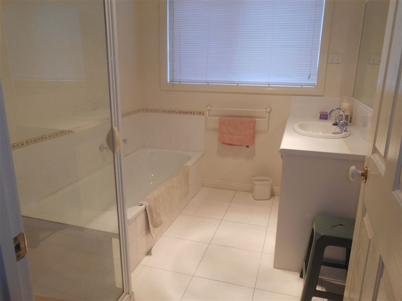 6 St Robbins Ave, Lake Gardens VIC 3355