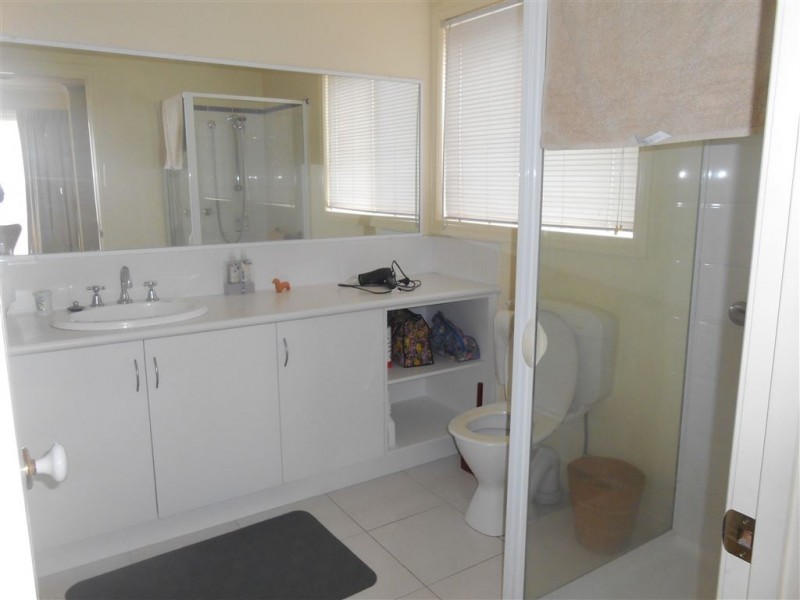 6 St Robbins Ave, Lake Gardens VIC 3355