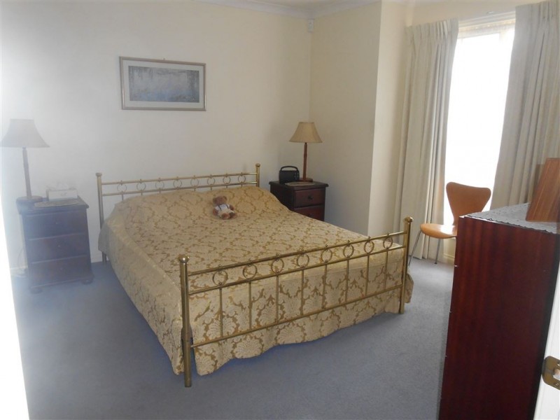 6 St Robbins Ave, Lake Gardens VIC 3355