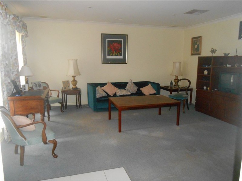 6 St Robbins Ave, Lake Gardens VIC 3355