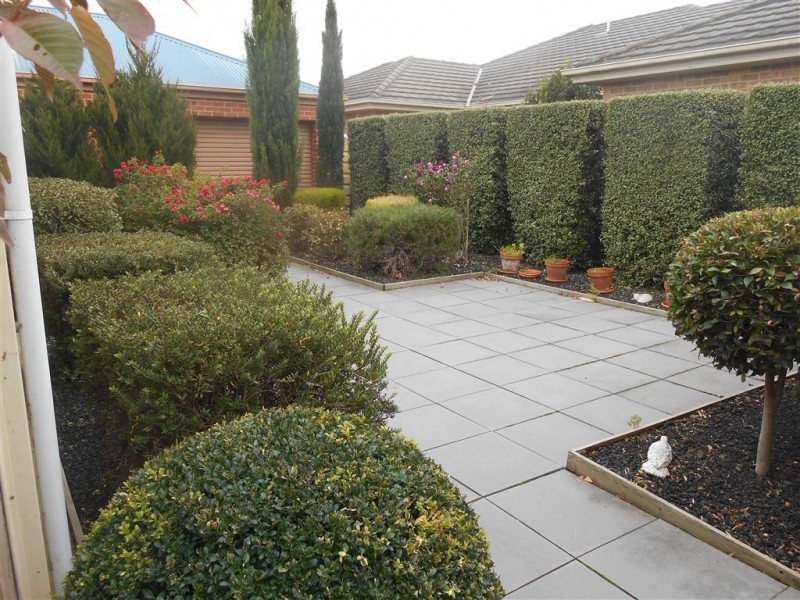 6 St Robbins Ave, Lake Gardens VIC 3355