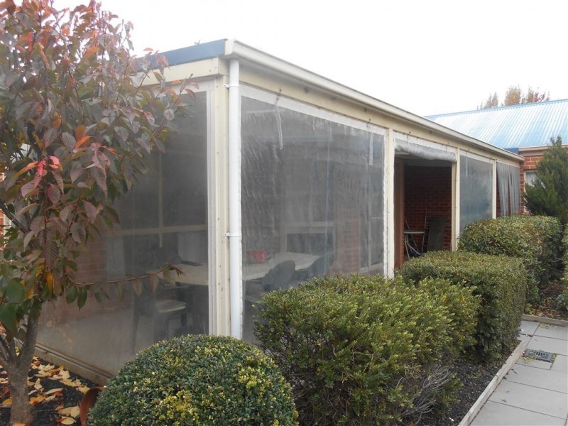 6 St Robbins Ave, Lake Gardens VIC 3355