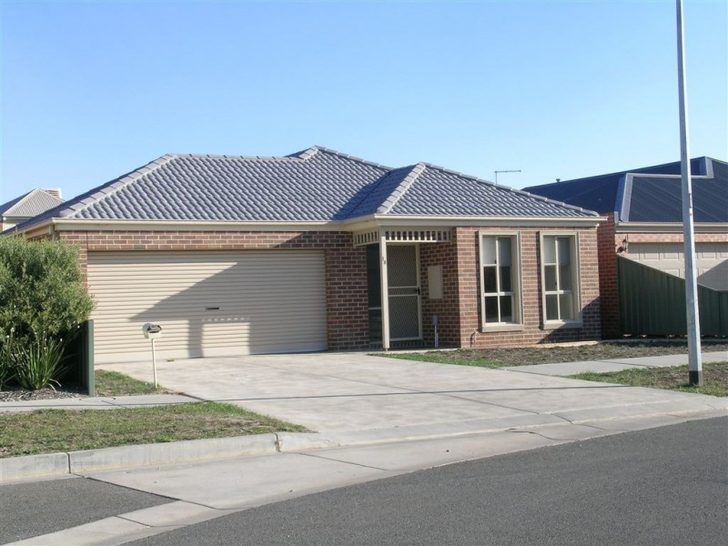 18 Taunton Place, Lake Gardens VIC 3355