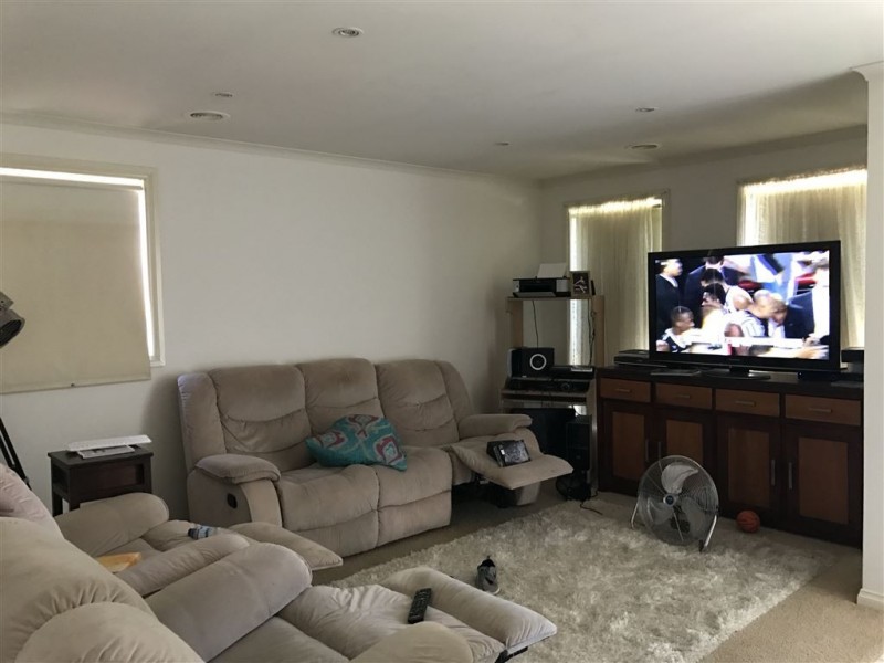 18 Taunton Place, Lake Gardens VIC 3355