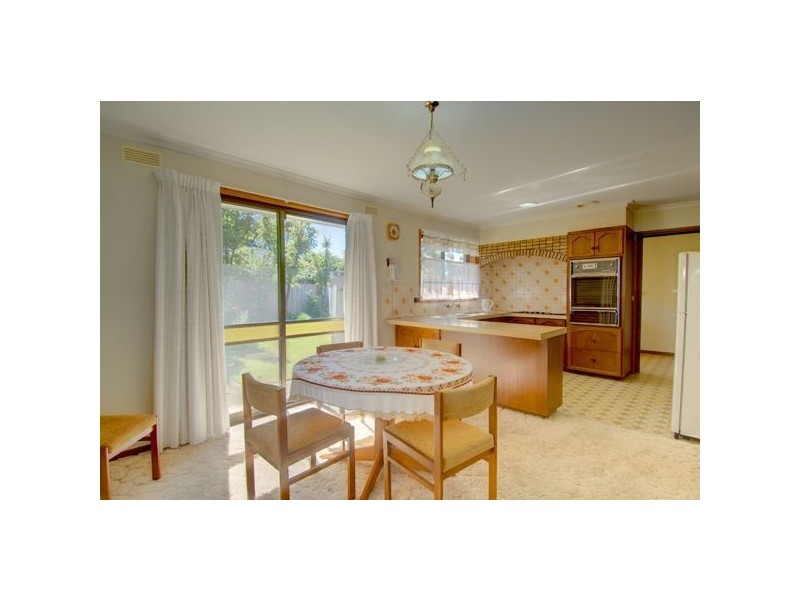 6 Shaw Avenue, Wendouree VIC 3355