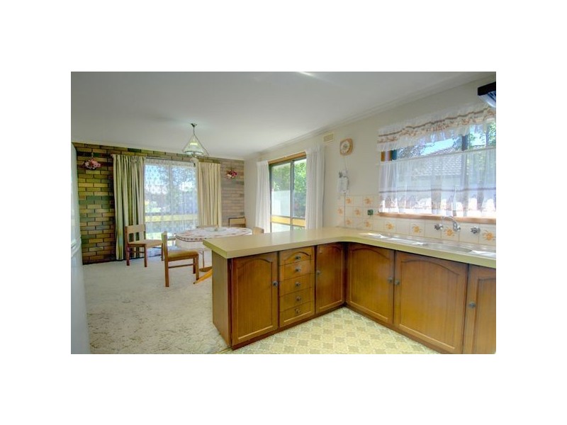 6 Shaw Avenue, Wendouree VIC 3355