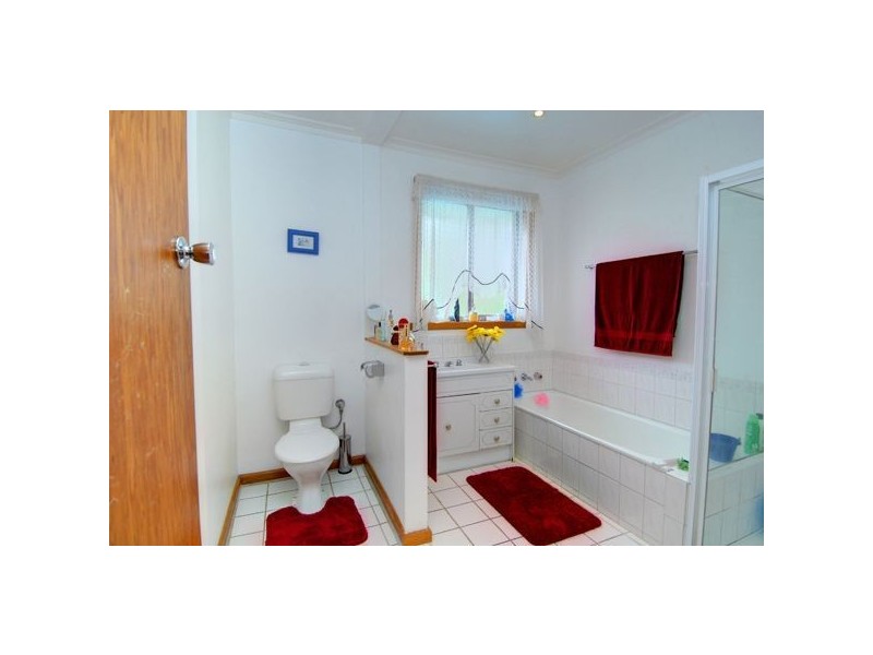 8 Bruce Drive, Sebastopol VIC 3356