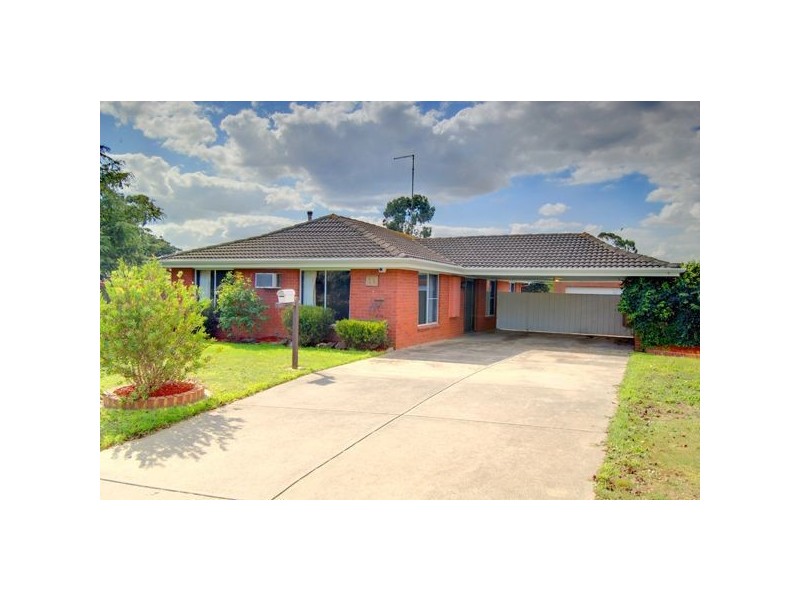 11 Windermere Way, Cardigan Village VIC 3352