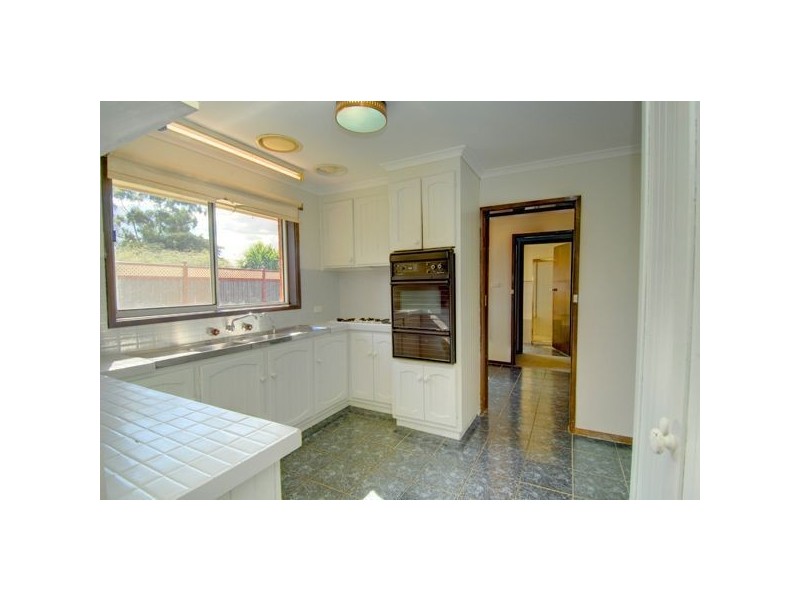 11 Windermere Way, Cardigan Village VIC 3352