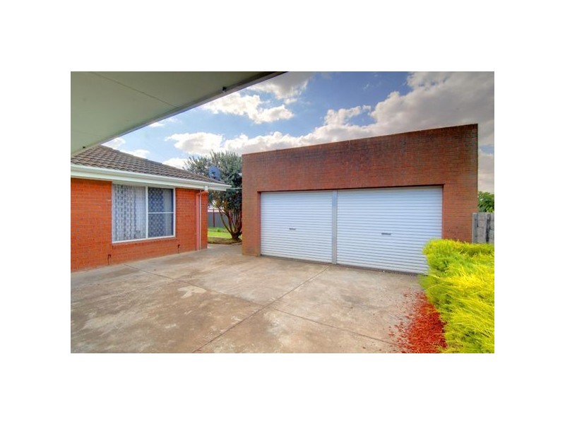 11 Windermere Way, Cardigan Village VIC 3352
