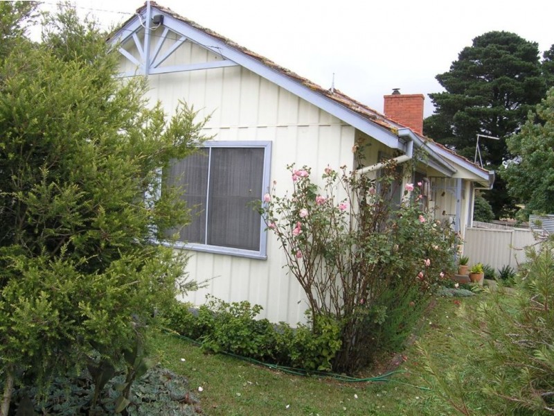 16 Luttet, Creswick North VIC 3363