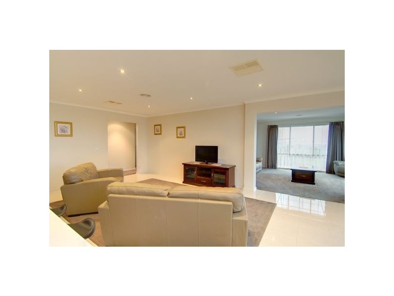 27 Windermere Way, Windermere VIC 3352