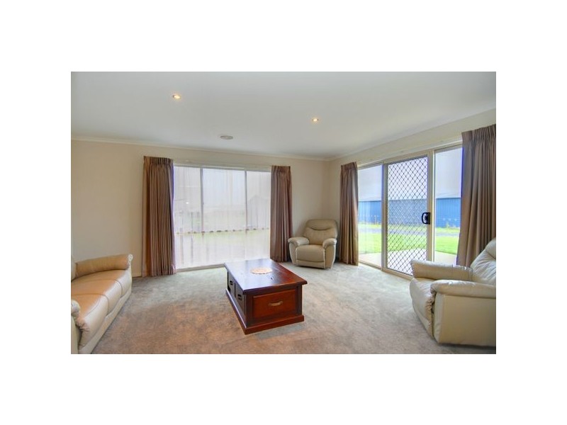 27 Windermere Way, Windermere VIC 3352