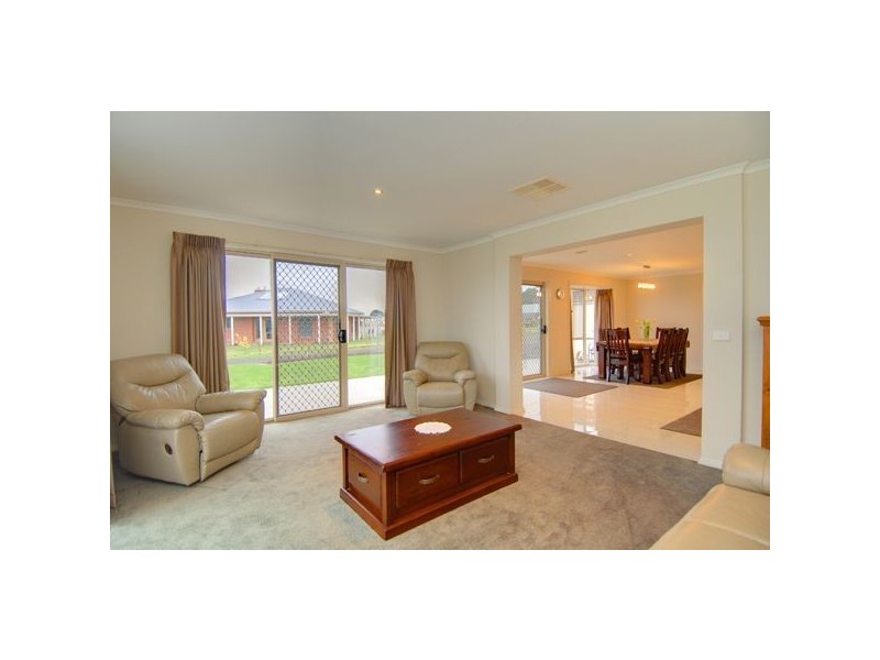 27 Windermere Way, Windermere VIC 3352