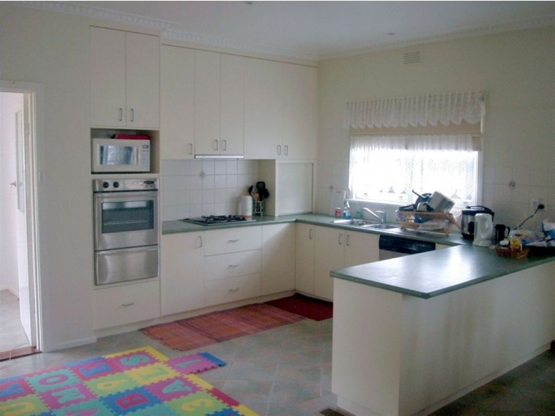 18 Shirley Street, Wendouree VIC 3355